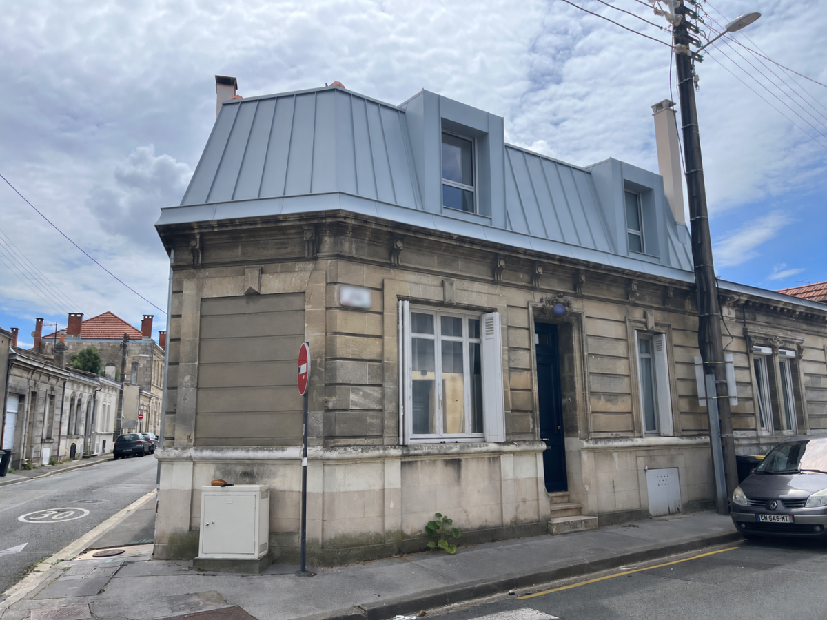 Nid zingué : façade en pierre et surélévation en zinc