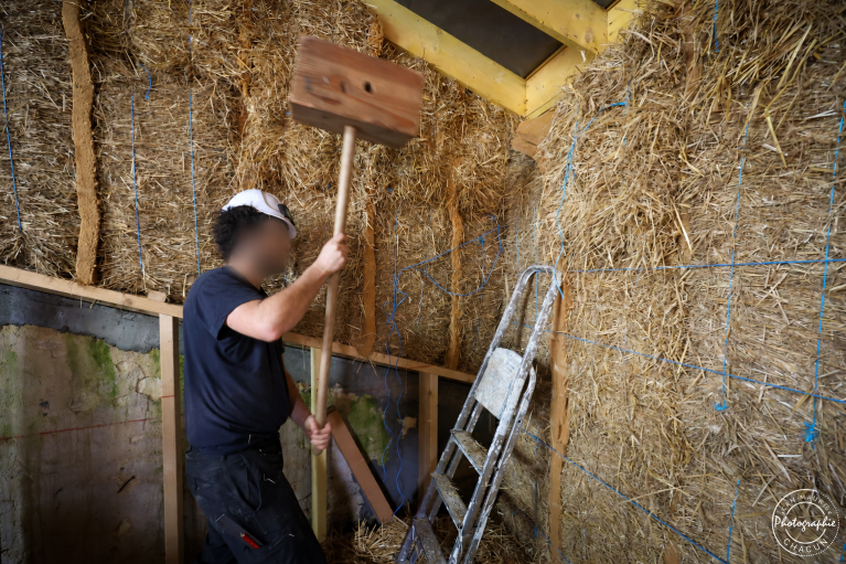 Mise en œuvre de la paille — © Jean-Maurice Chacun
