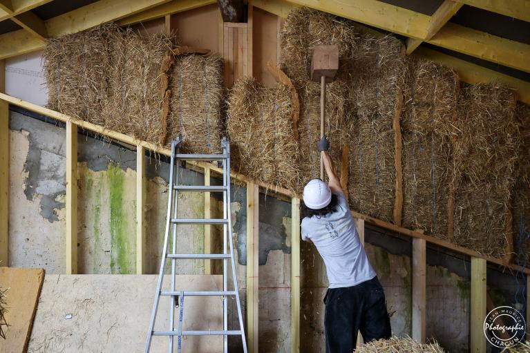 Ossature bois et remplissage paille — © Jean-Maurice Chacun