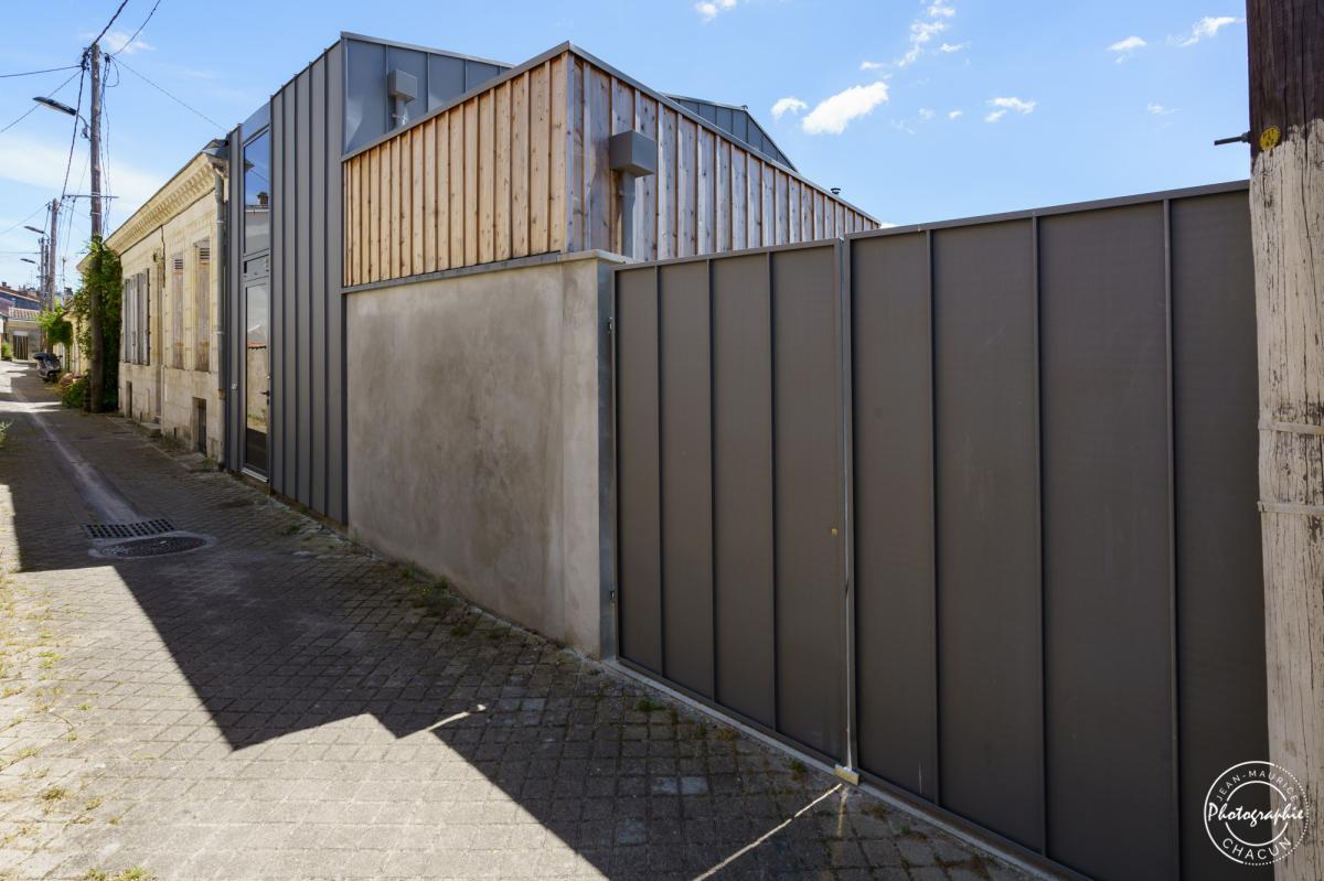 Maison en zinc et bois